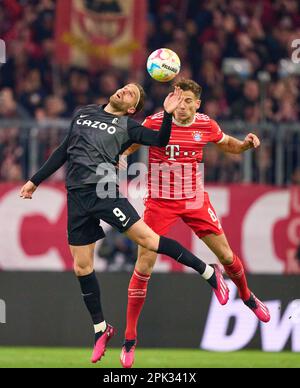 Leon GORETZKA, FCB 8 gareggia per la palla, combattendo, duello, header, zweikampf, Azione, lotta contro Lucas Höler, FRG 9 nella partita FC BAYERN MUENCHEN - SC FREIBURG 1-2 DFB-Pokal, Coppa di calcio tedesca, Quarterfinale il 04 aprile 2023 a Monaco di Baviera, Germania. Stagione 2022/2023,,, FCB, München, Monaco di Baviera, © Peter Schatz / Alamy Live News - LE NORMATIVE DFB VIETANO L'USO DELLE FOTOGRAFIE come SEQUENZE DI IMMAGINI e/o QUASI-VIDEO - Foto Stock