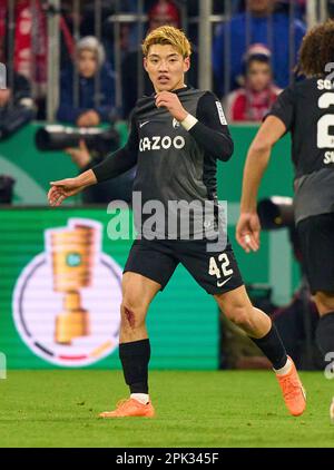 Ritsu Doan, FRG 42 nella partita FC BAYERN MUENCHEN - SC FREIBURG 1-2 DFB-Pokal, Coppa di Calcio tedesca, Quarterfinale il 04 aprile 2023 a Monaco di Baviera, Germania. Stagione 2022/2023,,, FCB, München, Monaco di Baviera, © Peter Schatz / Alamy Live News - LE NORMATIVE DFB VIETANO L'USO DELLE FOTOGRAFIE come SEQUENZE DI IMMAGINI e/o QUASI-VIDEO - Foto Stock