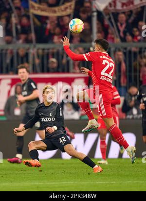 Joao Cancelo, FCB 22 competere per la palla, combattendo, duello, header, zweikampf, Azione, lotta contro Ritsu Doan, FRG 42 nella partita FC BAYERN MUENCHEN - SC FREIBURG 1-2 DFB-Pokal, Coppa di calcio tedesca, Quarterfinale il 04 aprile 2023 a Monaco di Baviera, Germania. Stagione 2022/2023,,, FCB, München, Monaco di Baviera, © Peter Schatz / Alamy Live News - LE NORMATIVE DFB VIETANO L'USO DELLE FOTOGRAFIE come SEQUENZE DI IMMAGINI e/o QUASI-VIDEO - Foto Stock