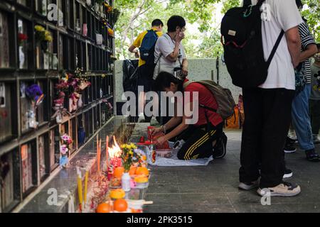 Hong Kong, Cina. 5th Apr, 2023. Famiglia e parenti visitano il cimitero permanente cinese di Tsuen WAN per rispettare il festival di Qing Ming. Migliaia di persone di Hong Kong in grandi gruppi a visitare cimiteri per offrire rispetto durante il Festival Qing Ming dopo una siccità di 3 anni di tradizione in mezzo alla pandemia del Covid-19. (Credit Image: © Keith Tsuji/ZUMA Press Wire) SOLO PER USO EDITORIALE! Non per USO commerciale! Foto Stock