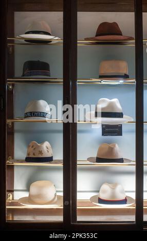 Osserva il significato culturale dei cappelli Borsalino presso la mostra del museo. Scoprite la bellezza e il lusso della moda italiana al Museo Borsalino Foto Stock