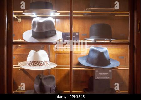 Osserva il significato culturale dei cappelli Borsalino presso la mostra del museo. Scoprite la bellezza e il lusso della moda italiana al Museo Borsalino Foto Stock