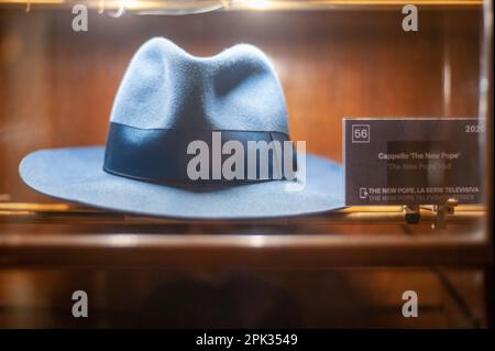 Osserva il significato culturale dei cappelli Borsalino presso la mostra del museo. Scoprite la bellezza e il lusso della moda italiana al Museo Borsalino Foto Stock