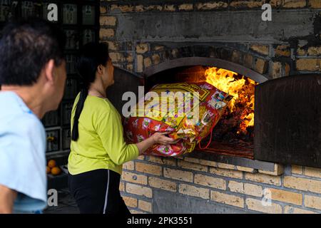 Hong Kong, Cina. 5th Apr, 2023. Famiglia e parenti visitano il cimitero permanente cinese di Tsuen WAN per bruciare le offerte durante il Festival Qing Ming. Migliaia di persone di Hong Kong in grandi gruppi a visitare cimiteri per offrire rispetto durante il Festival Qing Ming dopo una siccità di 3 anni di tradizione in mezzo alla pandemia del Covid-19. (Credit Image: © Keith Tsuji/ZUMA Press Wire) SOLO PER USO EDITORIALE! Non per USO commerciale! Foto Stock