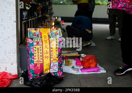 Hong Kong, Cina. 5th Apr, 2023. Famiglia e parenti visitano il cimitero permanente cinese di Tsuen WAN per rispettare il festival di Qing Ming. Migliaia di persone di Hong Kong in grandi gruppi a visitare cimiteri per offrire rispetto durante il Festival Qing Ming dopo una siccità di 3 anni di tradizione in mezzo alla pandemia del Covid-19. (Credit Image: © Keith Tsuji/ZUMA Press Wire) SOLO PER USO EDITORIALE! Non per USO commerciale! Foto Stock