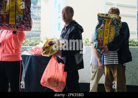 Hong Kong, Cina. 5th Apr, 2023. Famiglia e parenti visitano il cimitero permanente cinese di Tsuen WAN per rispettare il festival di Qing Ming. Migliaia di persone di Hong Kong in grandi gruppi a visitare cimiteri per offrire rispetto durante il Festival Qing Ming dopo una siccità di 3 anni di tradizione in mezzo alla pandemia del Covid-19. (Credit Image: © Keith Tsuji/ZUMA Press Wire) SOLO PER USO EDITORIALE! Non per USO commerciale! Foto Stock