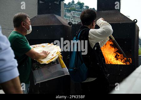 Hong Kong, Cina. 5th Apr, 2023. Famiglia e parenti visitano il cimitero permanente cinese di Tsuen WAN per bruciare le offerte durante il Festival Qing Ming. Migliaia di persone di Hong Kong in grandi gruppi a visitare cimiteri per offrire rispetto durante il Festival Qing Ming dopo una siccità di 3 anni di tradizione in mezzo alla pandemia del Covid-19. (Credit Image: © Keith Tsuji/ZUMA Press Wire) SOLO PER USO EDITORIALE! Non per USO commerciale! Foto Stock