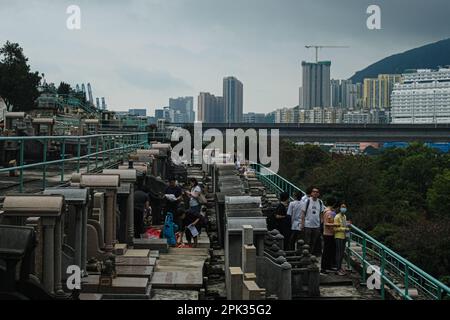 Hong Kong, Cina. 5th Apr, 2023. Famiglia e parenti visitano il cimitero permanente cinese di Tsuen WAN per rispettare il festival di Qing Ming. Migliaia di persone di Hong Kong in grandi gruppi a visitare cimiteri per offrire rispetto durante il Festival Qing Ming dopo una siccità di 3 anni di tradizione in mezzo alla pandemia del Covid-19. (Credit Image: © Keith Tsuji/ZUMA Press Wire) SOLO PER USO EDITORIALE! Non per USO commerciale! Foto Stock