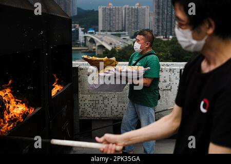 Hong Kong, Cina. 5th Apr, 2023. Famiglia e parenti visitano il cimitero permanente cinese di Tsuen WAN per bruciare le offerte durante il Festival Qing Ming. Migliaia di persone di Hong Kong in grandi gruppi a visitare cimiteri per offrire rispetto durante il Festival Qing Ming dopo una siccità di 3 anni di tradizione in mezzo alla pandemia del Covid-19. (Credit Image: © Keith Tsuji/ZUMA Press Wire) SOLO PER USO EDITORIALE! Non per USO commerciale! Foto Stock