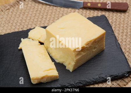 Collezione di formaggi inglesi, primo piano di formaggio cheddar affumicato stagionato inglese Foto Stock