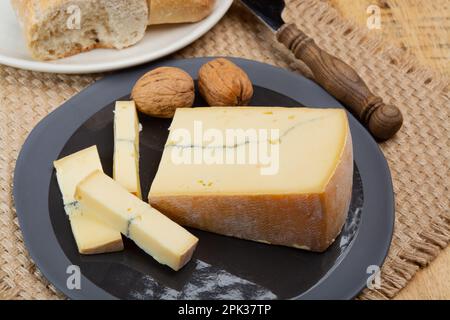 Collezione di formaggi, francese Morbier semi-morbido formaggio di vacca con stampo nero strato primo piano Foto Stock