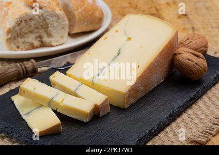 Collezione di formaggi, francese Morbier semi-morbido formaggio di vacca con stampo nero strato primo piano Foto Stock