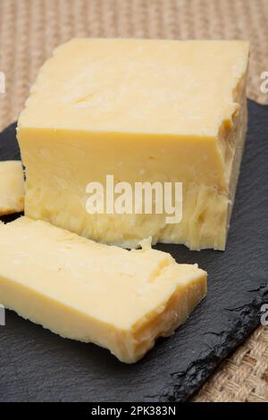 Collezione di formaggi inglesi, primo piano di formaggio cheddar affumicato stagionato inglese Foto Stock