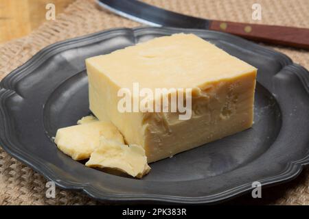 Collezione di formaggi inglesi, primo piano di formaggio cheddar affumicato stagionato inglese Foto Stock