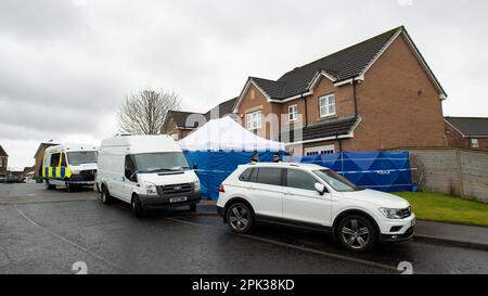 Glasgow, Scozia, Regno Unito. 5th Apr, 2023. NELLA FOTO: La polizia ha raid la casa di Peter Murrell, marito di Nicola Sturgeon ed ex amministratore delegato del Partito Nazionale Scozzese (SNP), arrestato per indagine sui finanziamenti SNP. Una presenza della polizia è vista all'esterno e nel giardino posteriore, con grandi furgoni parcheggiati nel drive way e un autobus e tenda bianca che è stato eretto nel giardino anteriore come la polizia svolgere indagini. Credit: Colin Fisher/Alamy Live News Foto Stock