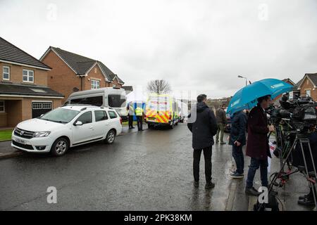 Glasgow, Scozia, Regno Unito. 5th Apr, 2023. NELLA FOTO: La polizia ha raid la casa di Peter Murrell, marito di Nicola Sturgeon ed ex amministratore delegato del Partito Nazionale Scozzese (SNP), arrestato per indagine sui finanziamenti SNP. Una presenza della polizia è vista all'esterno e nel giardino posteriore, con grandi furgoni parcheggiati nel drive way e un autobus e tenda bianca che è stato eretto nel giardino anteriore come la polizia svolgere indagini. Credit: Colin Fisher/Alamy Live News Foto Stock