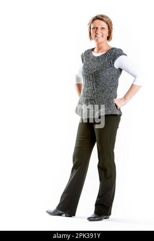 Colleghi d'affari: Faccia amichevole. Ritratto completo di un sorridente professionista in ufficio, studio isolato su bianco. Da una serie di immagini correlate. Foto Stock