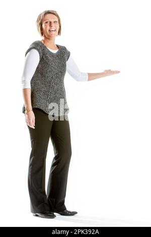 Colleghi aziendali: Presentazione di vendita. Ritratto completo di una donna d'affari amichevole che guida lo spettatore. Da una serie di immagini correlate. Foto Stock