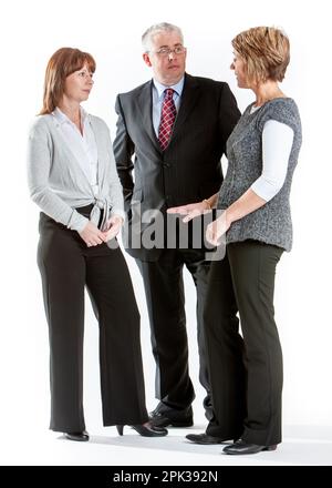 Colleghi d'affari: Preoccupazioni professionali. Ritratto completo di un team aziendale serio isolato su bianco. Da una serie di immagini correlate. Foto Stock