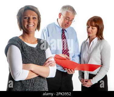 Colleghi aziendali: Cifre di vendita positive. Un team aziendale sicuro di prestazioni di successo. Da una serie di immagini correlate isolate su bianco. Foto Stock