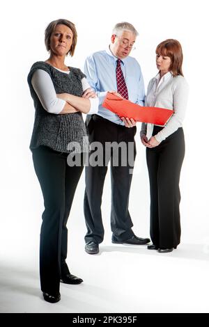 Colleghi aziendali: Professionisti sicuri. Ritratto completo di un team di lavoro amichevole isolato su bianco. Da una serie di immagini correlate. Foto Stock