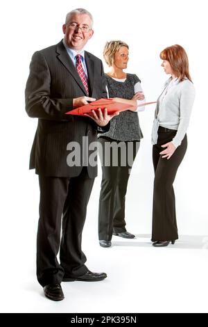 Colleghi di lavoro: Team professionale. Ritratto completo di un team di lavoro cordiale. Da una serie di immagini correlate isolate su bianco. Foto Stock