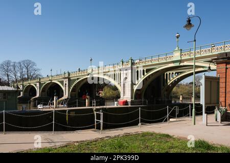 Richmond Lock e Weir sul Tamigi a Londra, Inghilterra, Regno Unito Foto Stock