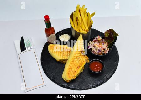 Panini di pollo marocchini con insalata di lattuga, bibita analcolica e patatine fritte Foto Stock