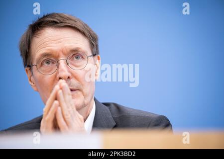 Berlino, Germania. 05th Apr, 2023. Karl Lauterbach (DOCUP), Ministro federale della sanità, interviene alla conferenza stampa sul tema della carenza di droga. Credit: Hannes P. Albert/dpa/Alamy Live News Foto Stock