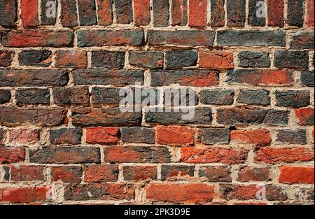 La texture della parete di mattoni rossi e neri bruciati in alta risoluzione. Primo piano con lo spazio di copia per il testo. Idea per la pubblicità, sfondo banner o Foto Stock