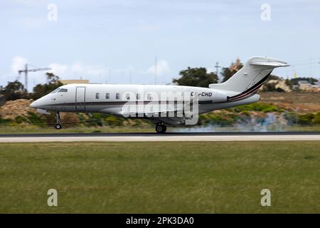 Netjets Bombardier Challenger 350 (BD-100-1A10) (REG: CS-CHD) pista di atterraggio 31 km dall'aeroporto di London Biggin Hill. Foto Stock