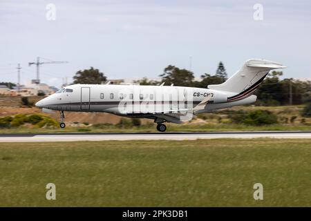 Netjets Bombardier Challenger 350 (BD-100-1A10) (REG: CS-CHD) pista di atterraggio 31 km dall'aeroporto di London Biggin Hill. Foto Stock