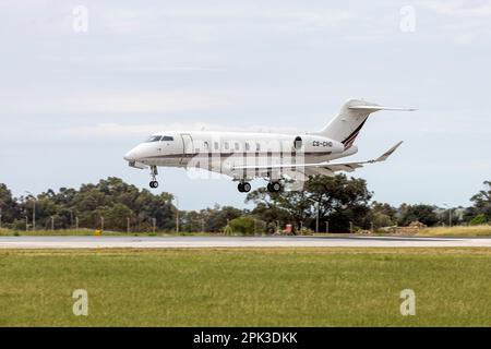 Netjets Bombardier Challenger 350 (BD-100-1A10) (REG: CS-CHD) pista di atterraggio 31 km dall'aeroporto di London Biggin Hill. Foto Stock