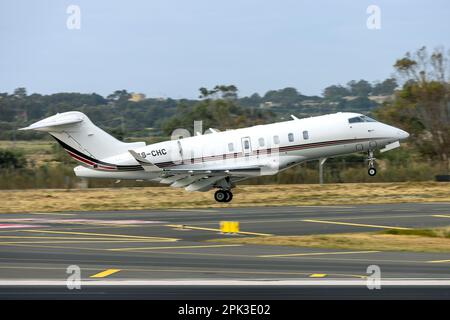 Netjets Bombardier Challenger 350 (BD-100-1A10) (REG: CS-CHC) al decollo per l'aeroporto di Sion, Svizzera Foto Stock