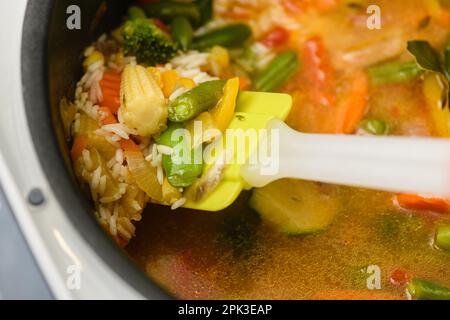 Cucinare il risotto di verdure in una pentola, primo piano. Vista dall'alto. Foto Stock