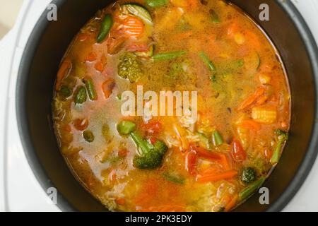 Cucinare il risotto di verdure in una pentola, primo piano. Vista dall'alto. Foto Stock