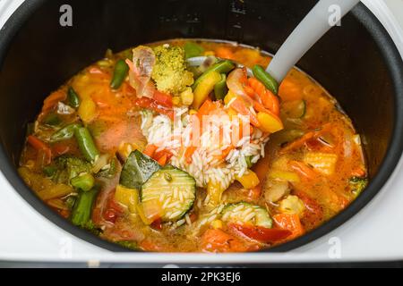 Cucinare il risotto di verdure in una pentola, primo piano. Vista dall'alto. Foto Stock