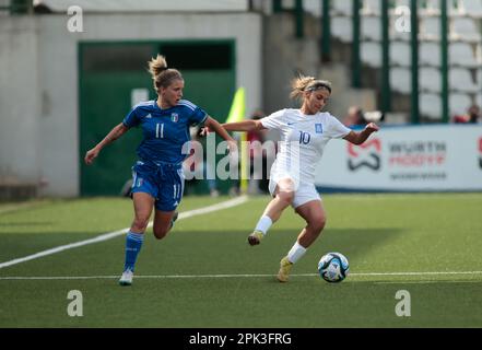 Kostopoulou di Grecia U19 ed Elisa Pfattner d’Italia U19 durante il Campionato europeo di Donne U19 2023, Round 2, partita di calcio tra, Grece U19 Donne e Italia U19 Donne, il 05 aprile 2023, allo Stadio ‘’Silvio Piola, Vrcelli, Italia. Foto Nderim Kaceli Foto Stock