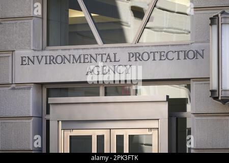 Washington DC, USA - 4 aprile 2023: Cartello d'ingresso all'edificio degli uffici dell'American Environmental Protection Agency a Washington DC Foto Stock