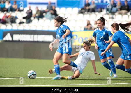 Kostopoulou di Grecia U19 e Victoria della Peruta d’Italia U19 durante il Campionato europeo Donne U19 2023, Round 2, partita di calcio tra, Grece U19 Donne e Italia U19 Donne, il 05 aprile 2023, allo Stadio ‘’Silvio Piola, Vrcelli, Italia. Foto Nderim Kaceli Foto Stock