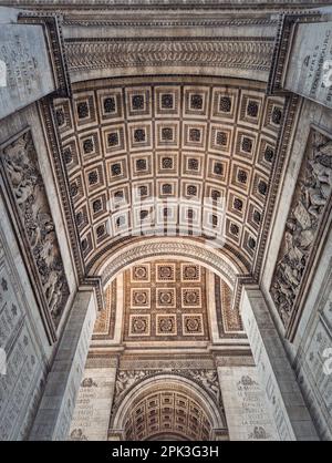 Vista sotto l'Arco trionfale a Parigi, Francia. Arc de triomphe, famoso punto di riferimento storico architettura dettagli Foto Stock