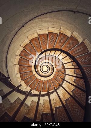 Scala circolare con ringhiera in metallo nero, all'interno dell'arco trionfale, Parigi, Francia. Sfondo astratto, uno sguardo al piano di sotto una scala a vortice infinita Foto Stock