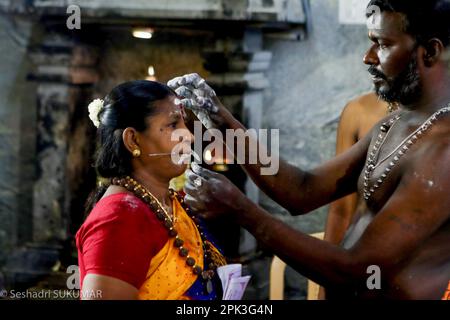 Panguni Uthiram è un festival di indù e giorno di importanza per i Tamil. Panguni Uthiram è un festival famoso e molto speciale per i devoti di Murugan, Ayyappa, Shiva e Vishnu. Essa cade il giorno in cui la luna transita nell'asterismo o nakshatram di Uthiram nel dodicesimo mese Panguni del calendario Tamil. I devoti visti con il loro corpo trafitto con canne metalliche partecipano ad una processione in occasione del festival Panguni Uthiram a Chennai. Si osserva non solo in India, ma anche a Singapore, Malesia, ecc. Foto Stock