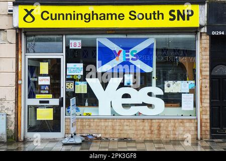 Irvine, Regno Unito. 05th Apr, 2023. REGNO UNITO. All'esterno dell'ufficio del Partito Nazionale Scozzese, Irvine, Scozia, Irvine è la città natale di Nicola Sturgeon, ex primo Ministro della Scozia e moglie di Peter Murrel, che oggi è stato portato in custodia di polizia per essere interrogato in merito a presunte frodi. Credit: Findlay/Alamy Live News Foto Stock