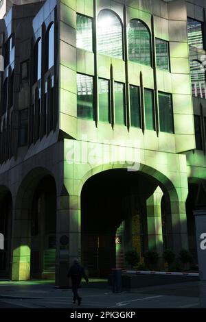 Un edificio è visto illuminato da un riflesso della luce del sole proveniente da un altro edificio di Londra. Foto Stock