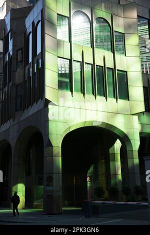 Un edificio è visto illuminato da un riflesso della luce del sole proveniente da un altro edificio di Londra. Foto Stock