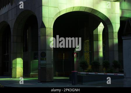 Un edificio è visto illuminato da un riflesso della luce del sole proveniente da un altro edificio di Londra. Foto Stock