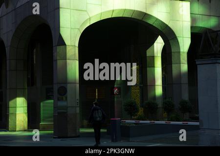 Un edificio è visto illuminato da un riflesso della luce del sole proveniente da un altro edificio di Londra. Foto Stock