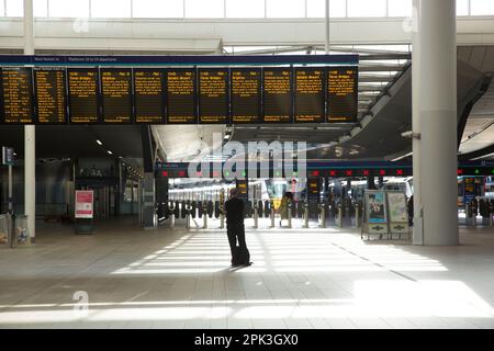 Un passeggero viene inzagliato contro un atrio scintillante alla stazione ferroviaria di London Bridge mentre i lavoratori ferroviari sono in sciopero. Foto Stock