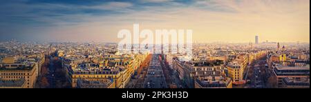 Panorama al tramonto dalla città di Parigi dall'arco trionfale con vista sui viali parigini e gli Champs-Elysee nel centro. Bellissimo landmar architettonico Foto Stock